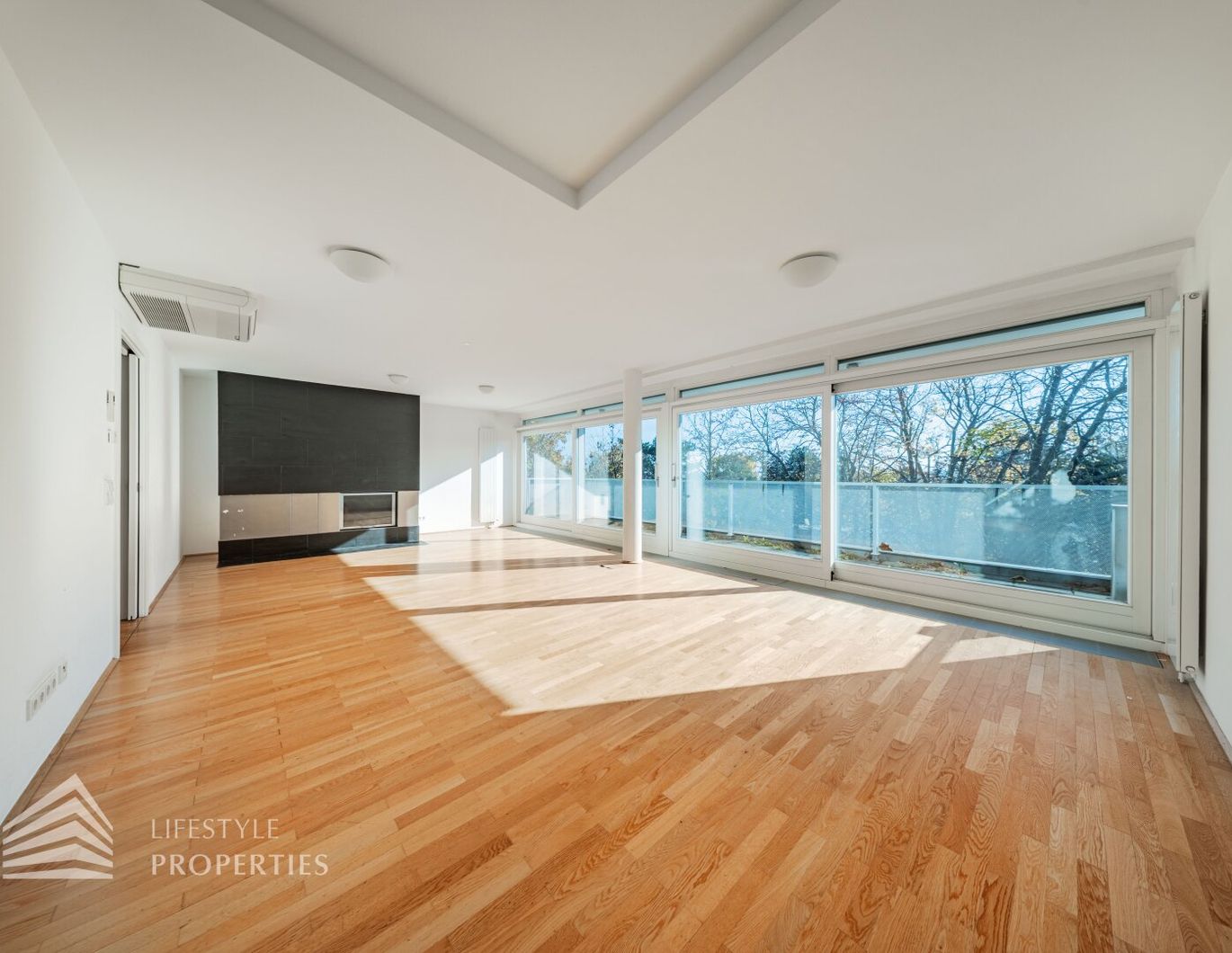 Wunderschöne 5 - Zimmer Wohnung mit Terrasse und Garten