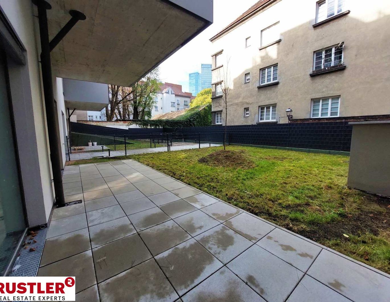 Ruhiger, großer Garten