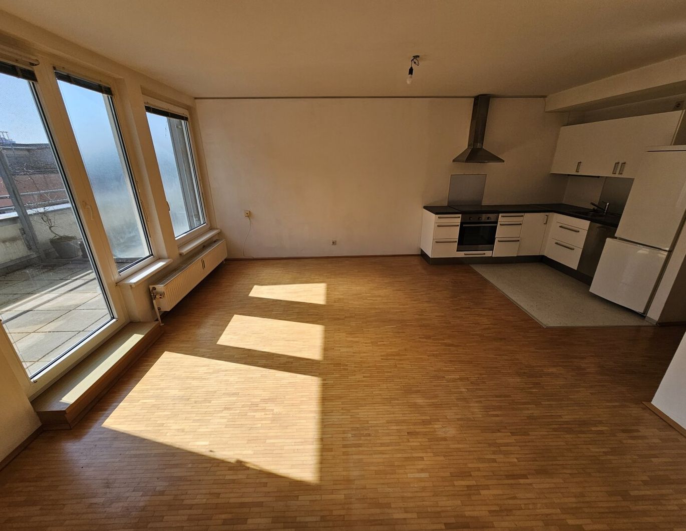 Helle, ruhige Wohnung mit großer Terrasse, 7 Min zur U-Bahn, perfekte Fahrrad und Autoanbindung, Garage optional