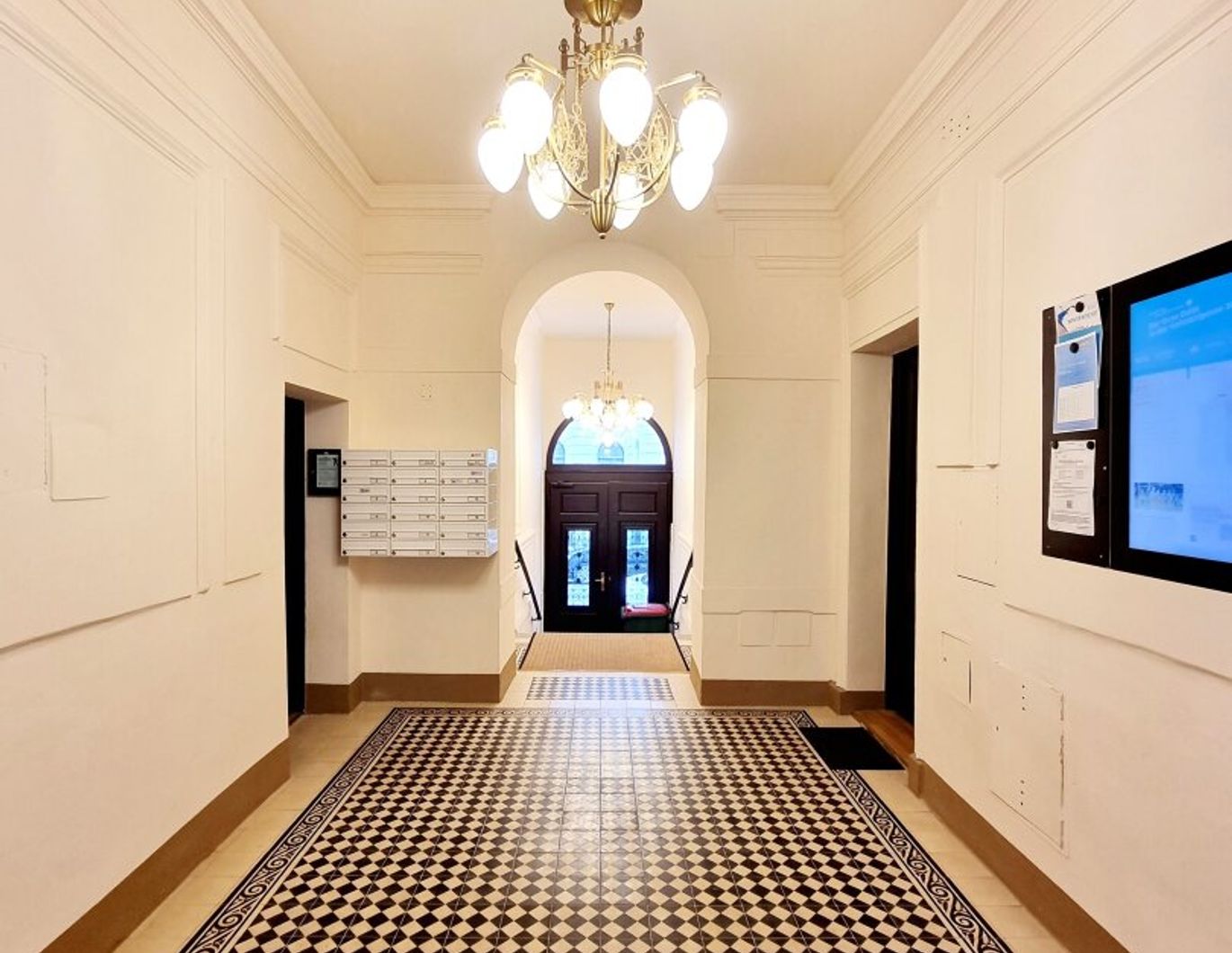 Altbau wie man ihn liebt! Währing von seiner besten Seite! Traumhaft saniertes Altbauhaus + Ruhige Seitengasse + Super beliebtes Grätzl! Viel Grün + Viel Charme! Jetzt zugreifen!