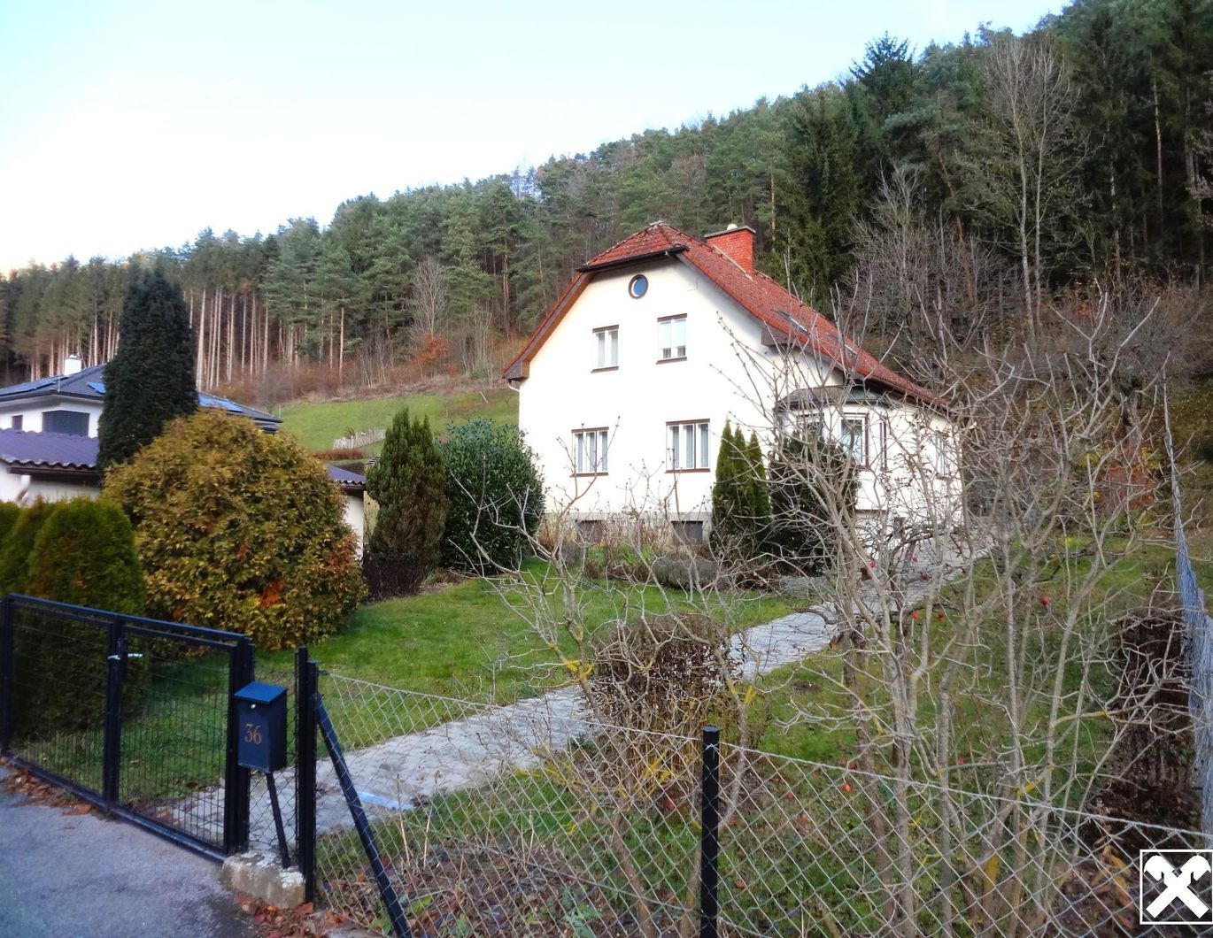 SOLIDES HAUS MIT SCHÖNEM GARTEN!