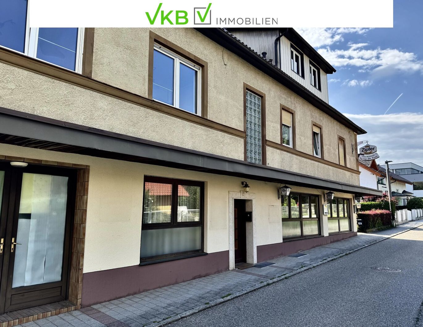 BAD HALL | Ruhiges Wohnen über kulinarischer Vielfalt! 2-Zimmer-Wohnung im 4-Parteienhaus!