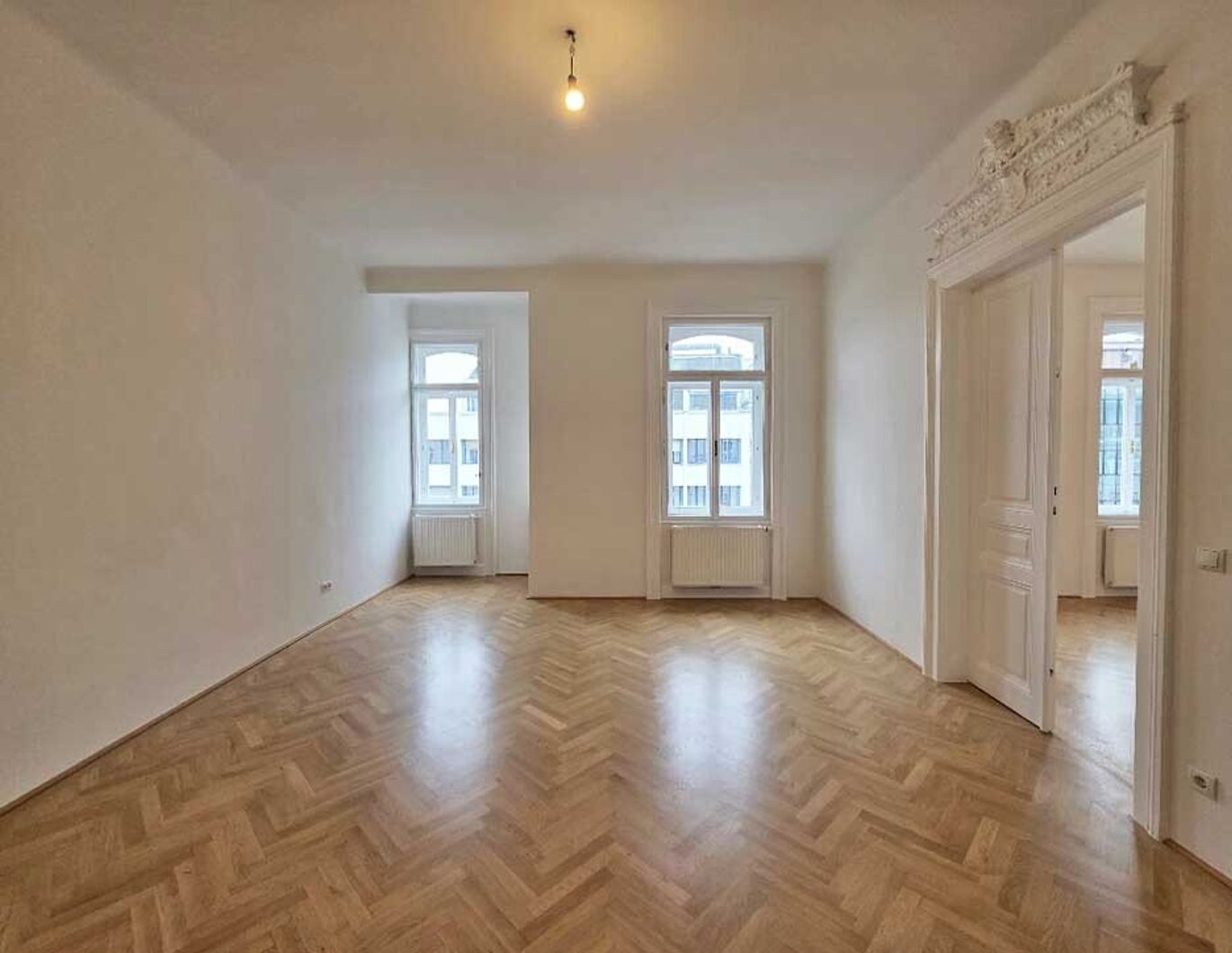 MARIAHILFER STRASSE | 3-Zimmer-Altbauwohnung mit Balkon | U3 Zieglergasse | barrierefreier Lift