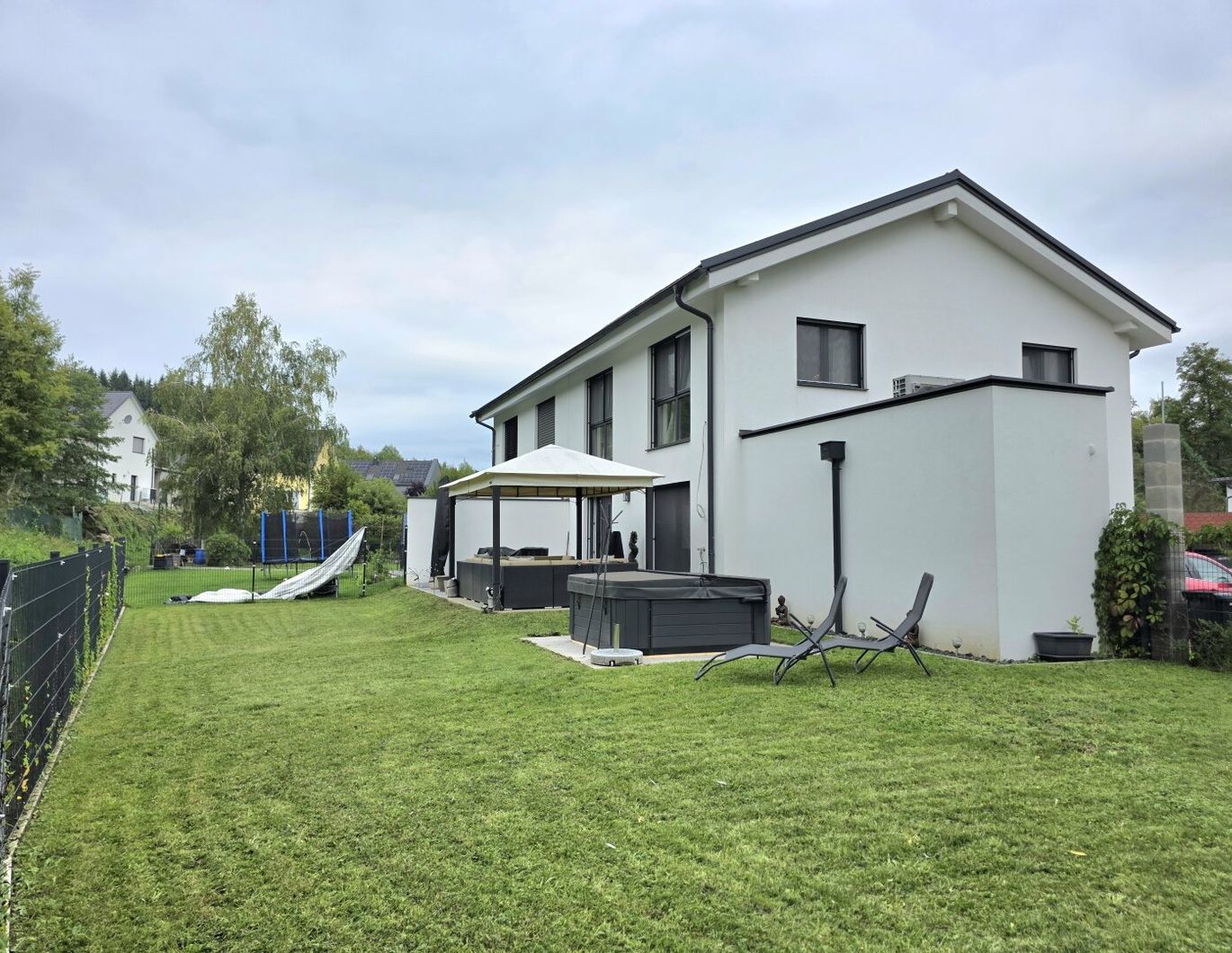 Neuwertige Doppelhaushälfte in ruhiger Sackgasse!