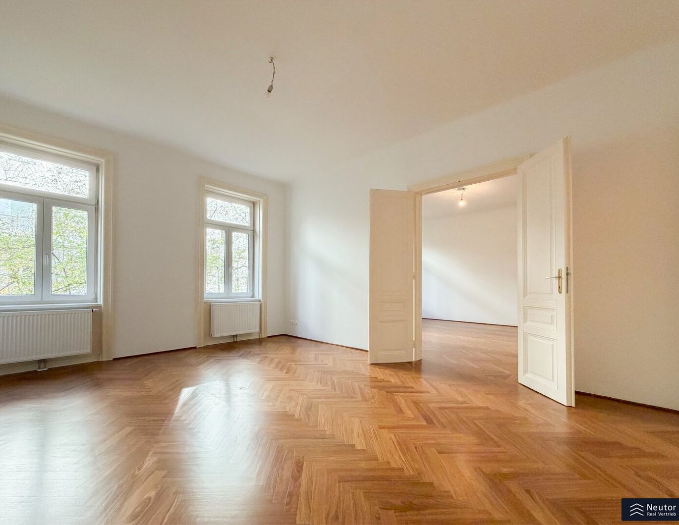 URBANES WOHNEN MIT FLAIR - GROßZÜGIGE 3-ZIMMER-WOHNUNG NÄHE ROCHUSMARKT - ALTBAUCHARME