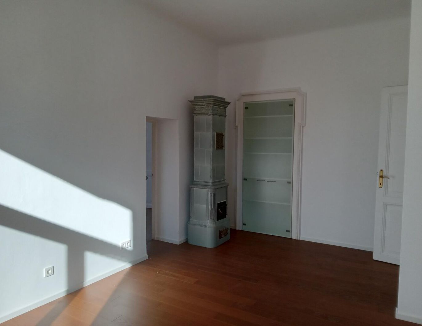 Stilvolle Wohnung in Top-renovierter Stadtvilla im 1.OG (Lift)