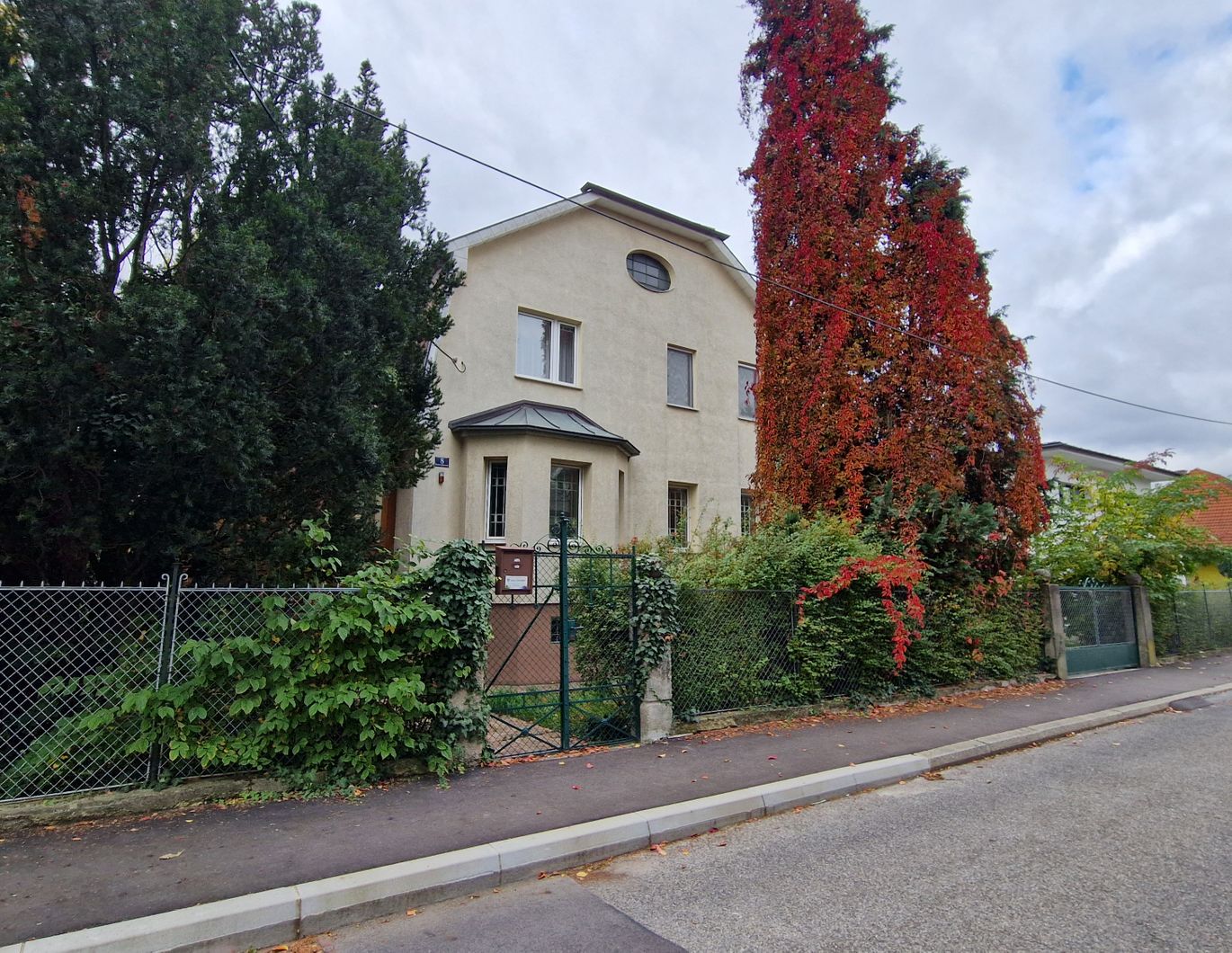 Einfamilienhaus mit großzügigem Grundstück, Pool und Sauna in bester Grünlage von Floridsdorf