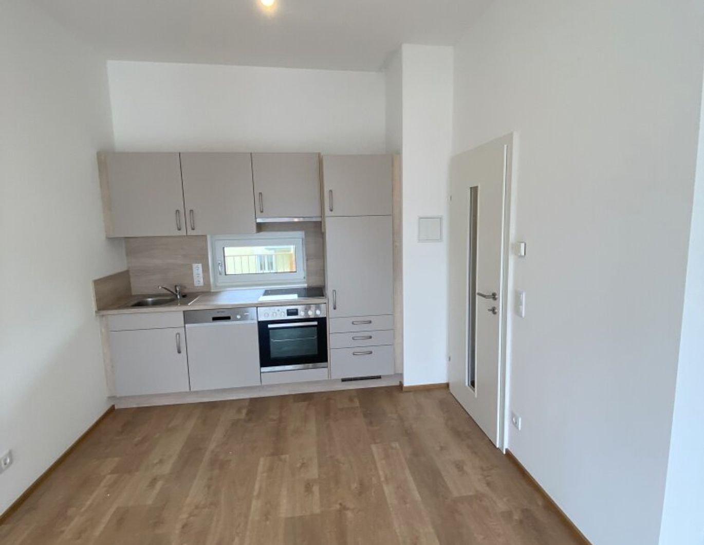 HOCH HINAUS: Balkonwohnung im obersten Stockwerk mit herrlichem Blick und Tiefgaragenparkplatz