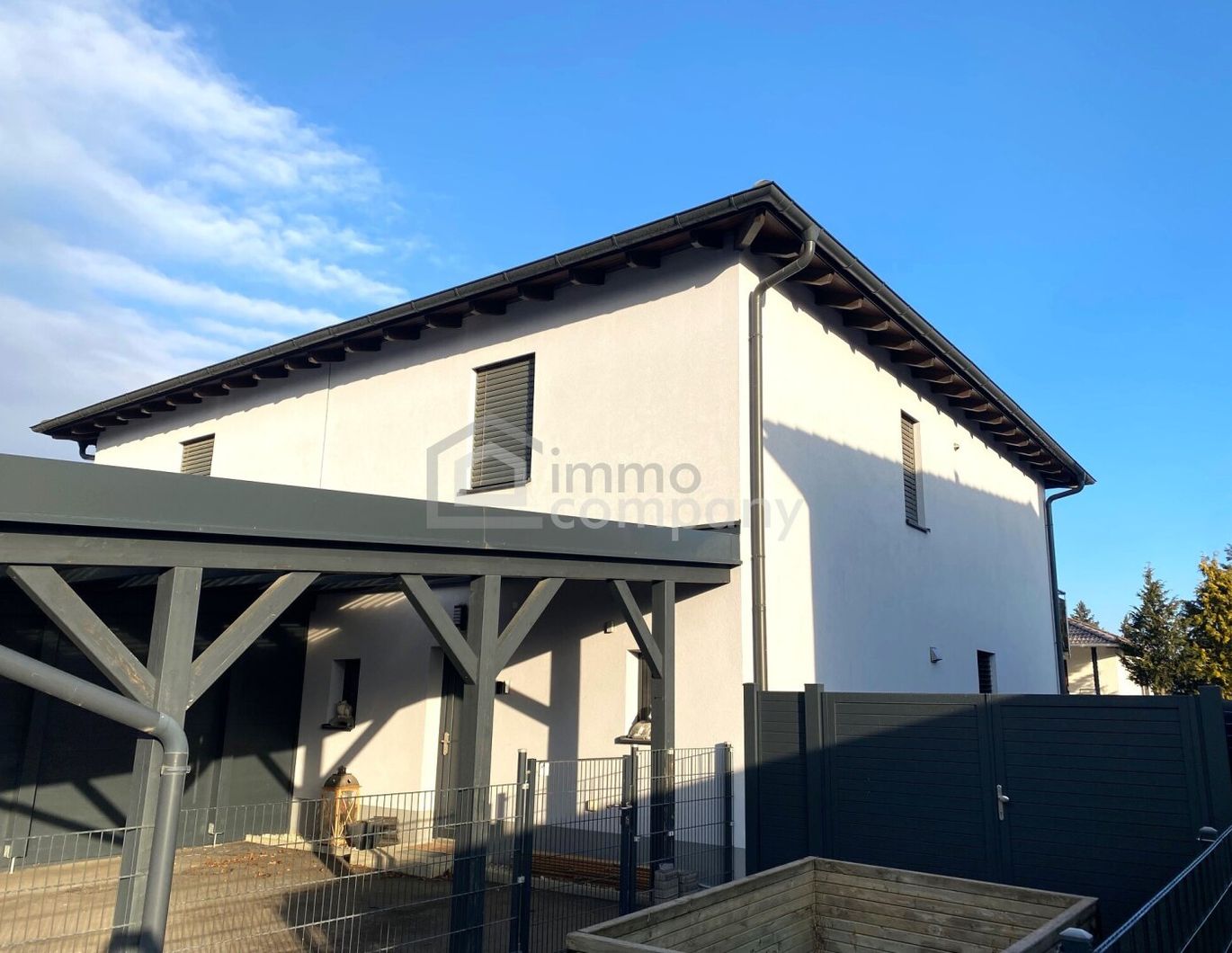 Modernes Wohnen: Doppelhaushälfte mit Doppel-Carport