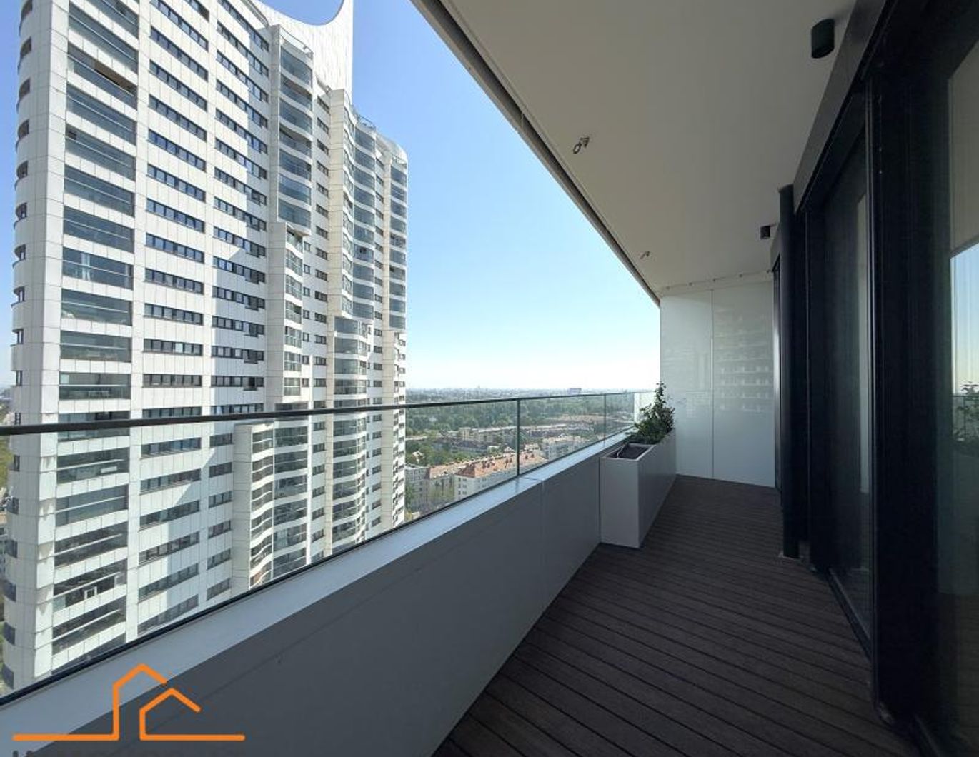 EIGENTUMSWOHNUNG NAHE UNO-CITY: 2-ZIMMER PANORAMA-APARTMENT IN DEN DANUBE FLATS