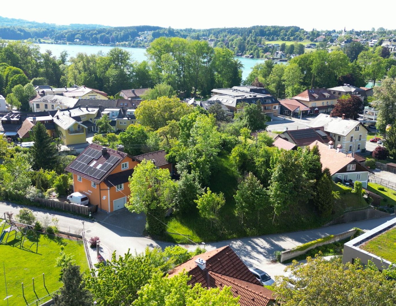 Zentral, Altbaumbestand und Attersee in Gehweite - Einfamilienhaus in Schörfling