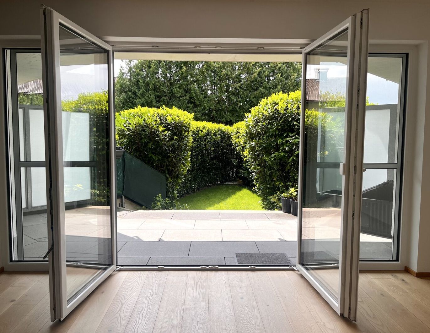 Bergheim: Moderne 3-Zimmer-Gartenwohnung mit überdachter Terrasse