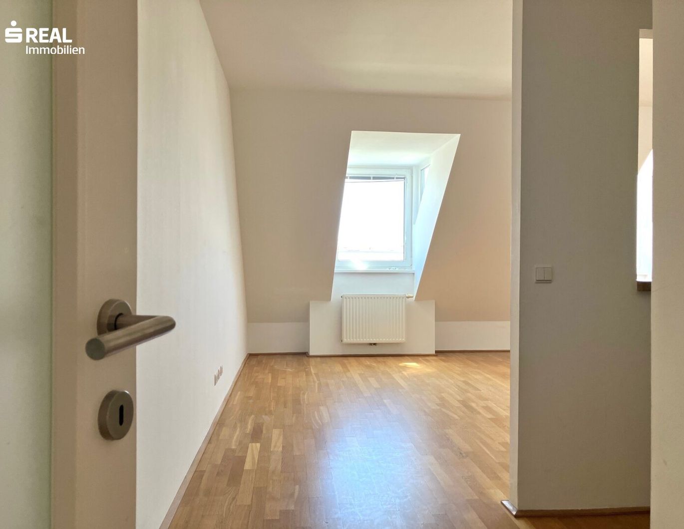 Moderne DG Wohnung perfekte öffentliche Anbindung