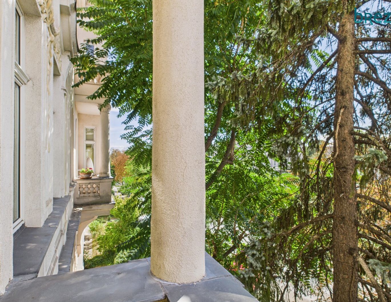 Klassische Altbauwohnung mit Loggia und Balkon in einem familiären Hausverband
