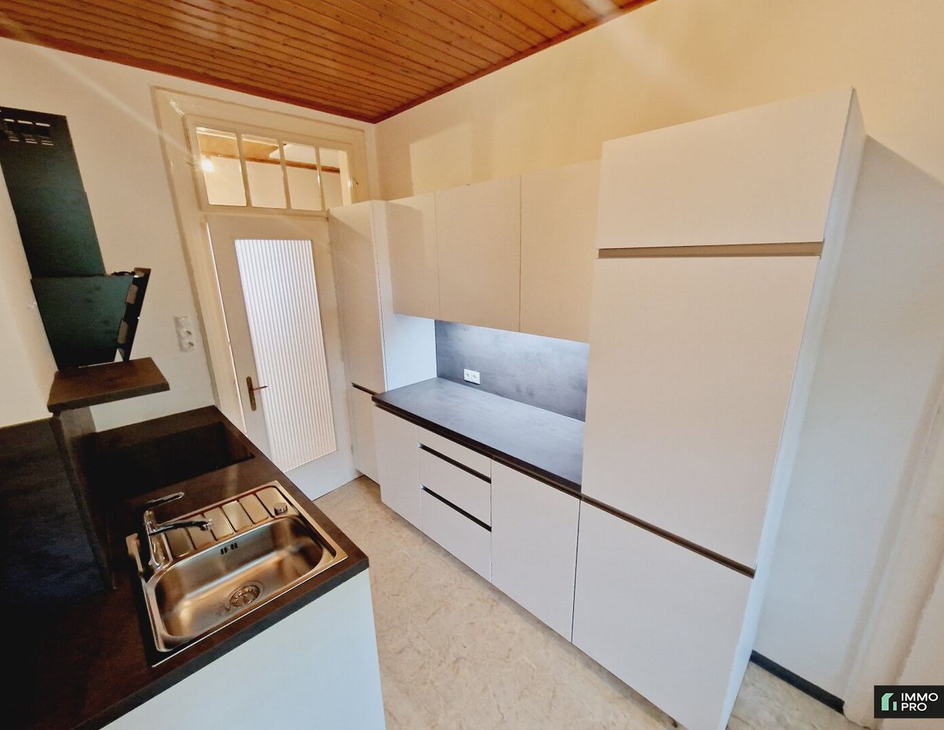 Schöne, sanierte 3-Zimmer-Wohnung plus Küche mit Esszimmer mit Loggia und Balkon, in toller Lage! WG- geeignet!