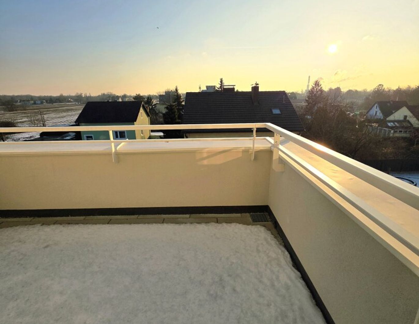 3 Zimmer. 3 Terrassen. Ein Zuhause! Genial - Lebens(t)raum Erfüller im Grünen - Klimaaktiv Bronze! Ab ins Dachgeschoss / Viel Lebensqualität! Wärmepumpe und Solaranlage + Naturnahe Gewässer ums Eck!