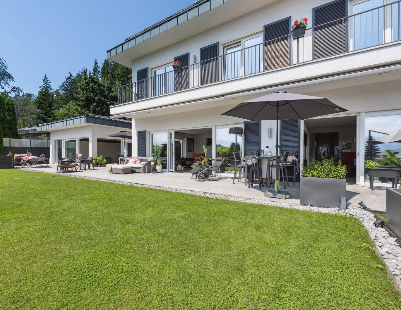Großzügige moderne Liegenschaft in idyllischer und ruhiger Lage