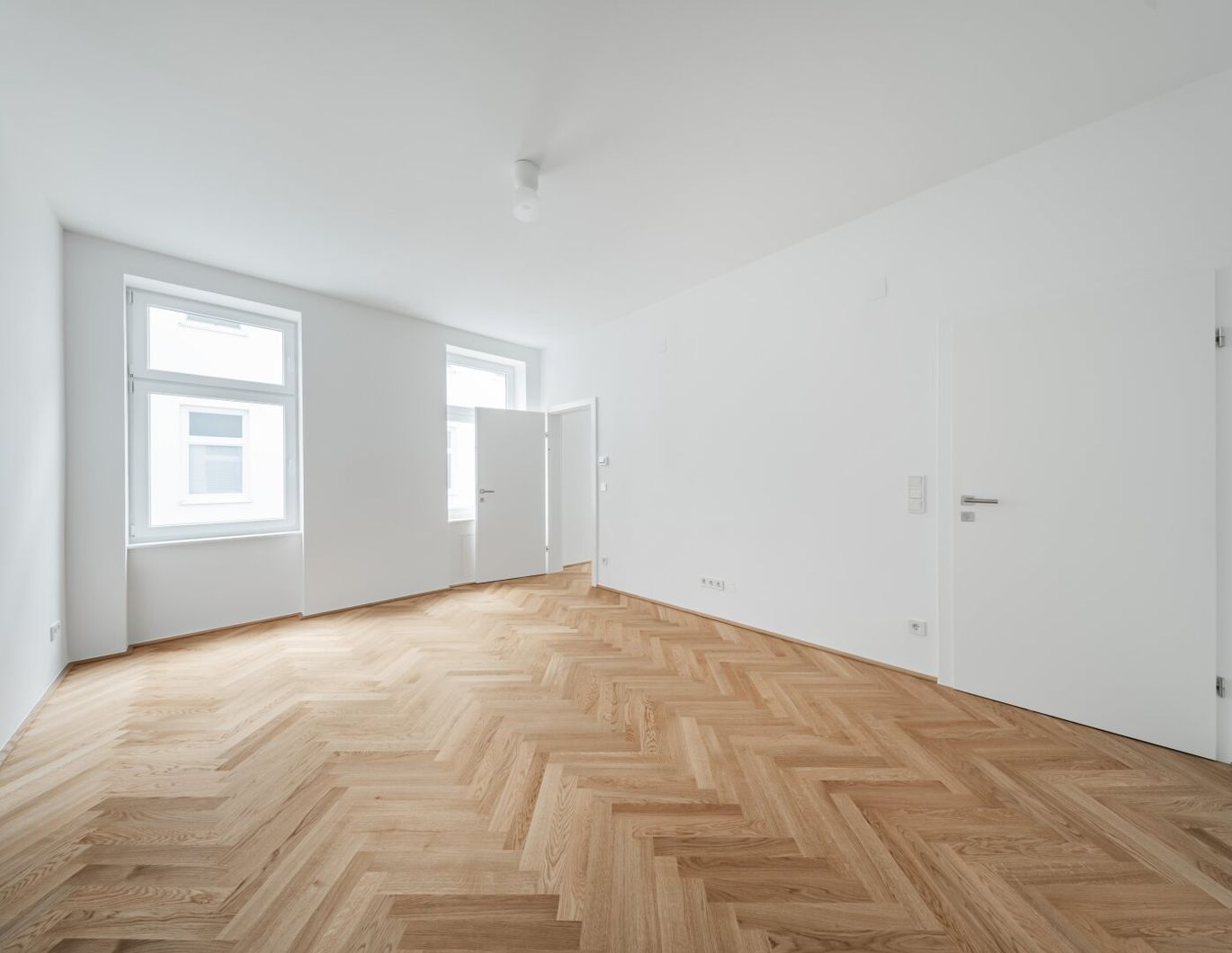 HOFSEITIGER ERSTBEZUG in guter Lage zwischen U3 und U6!