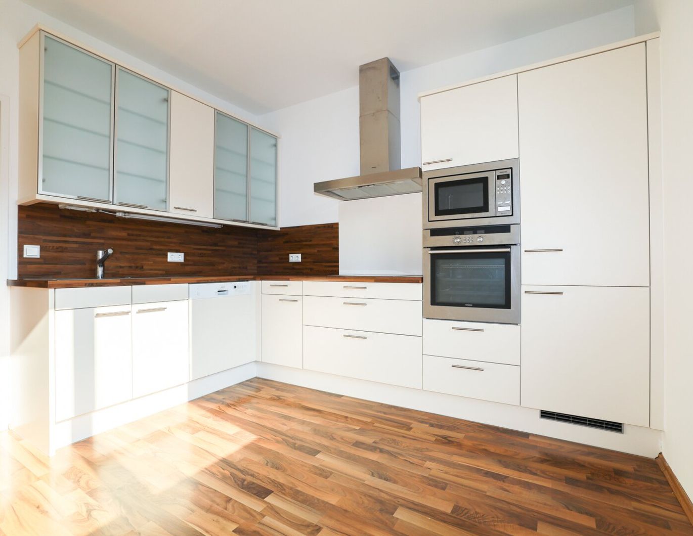 AB SOFORT I NEUBAU I WEST-BALKON I MODERNE KÜCHE I DUSCHE I HAUSTIERE WILLKOMMEN I NAHE SCHLOSS EGGENBERG I 1. OG MIT LIFT I LICHTDURCHFLIUTET & SEHR RUHIG I