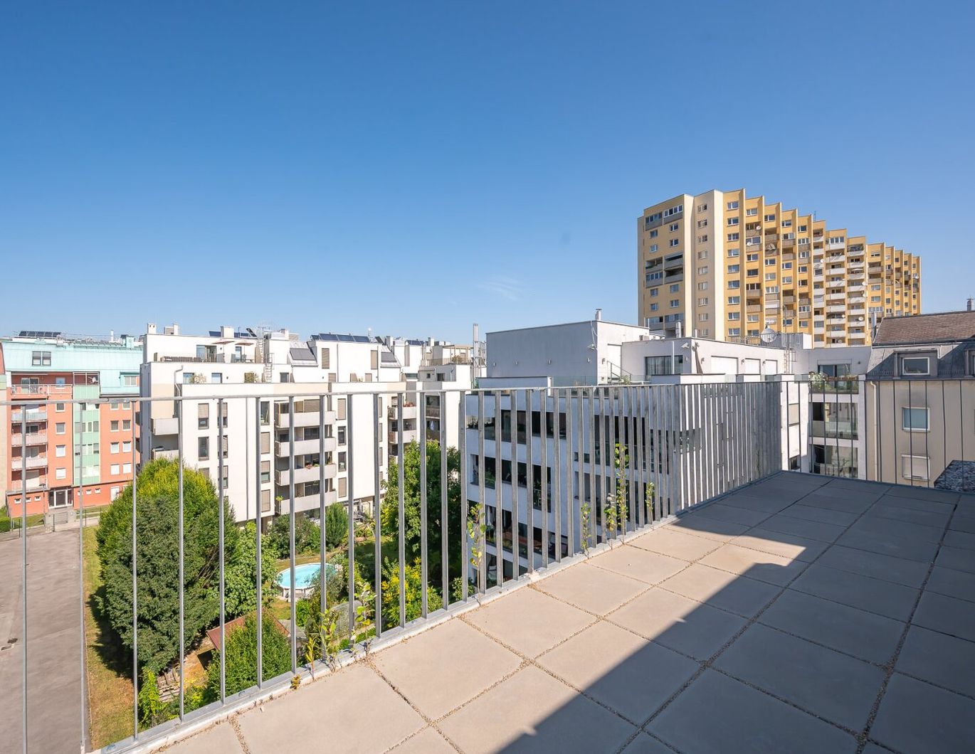 Großzügige 3-Zimmer-Dachgeschosswohnung mit Balkon & Terrasse - Südwest-Ausrichtung - Nähe Kagran / Donauzentrum