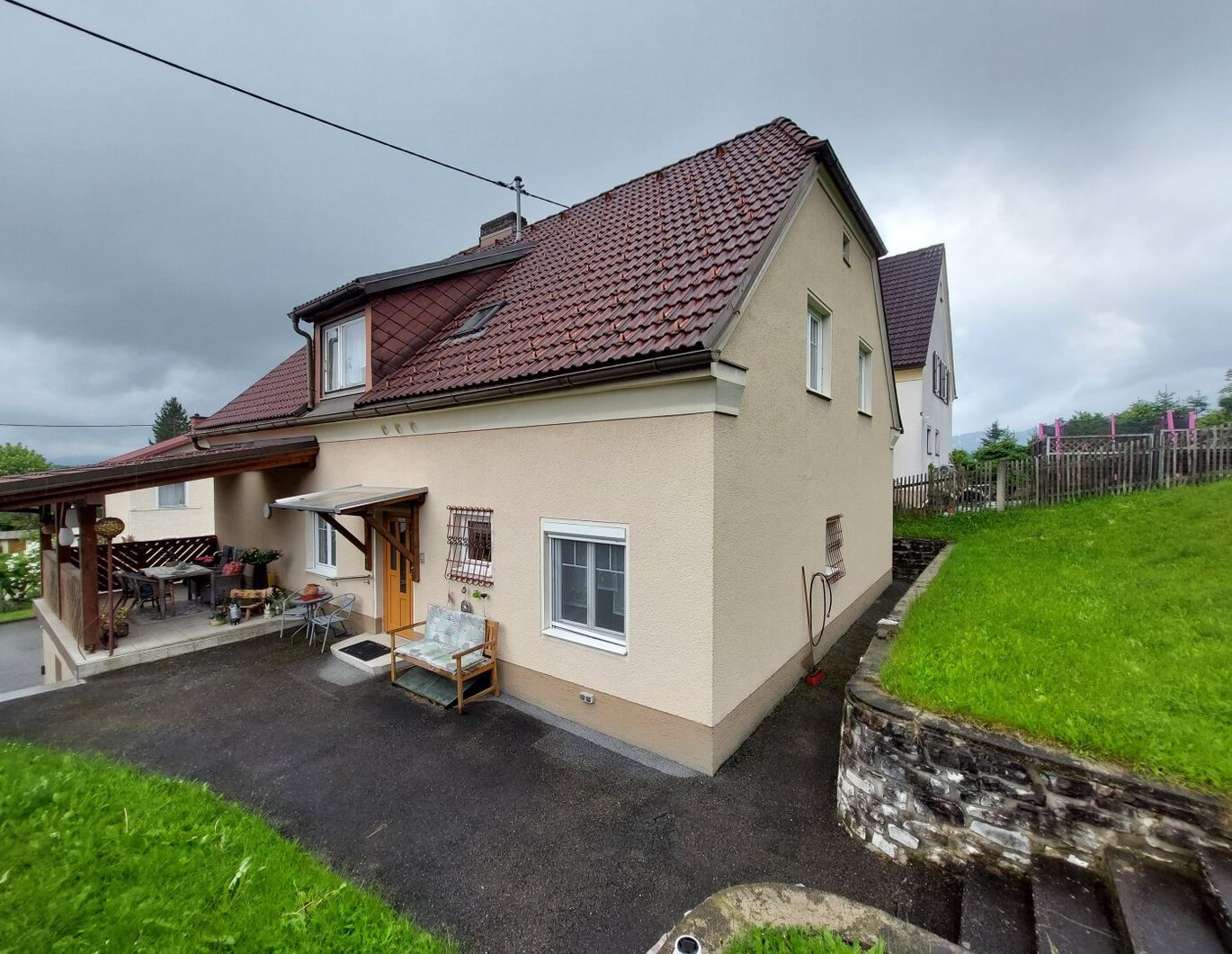 Gemütliches Haus in schöner Wohngegend mit Aussicht in sehr gepflegtem Zustand