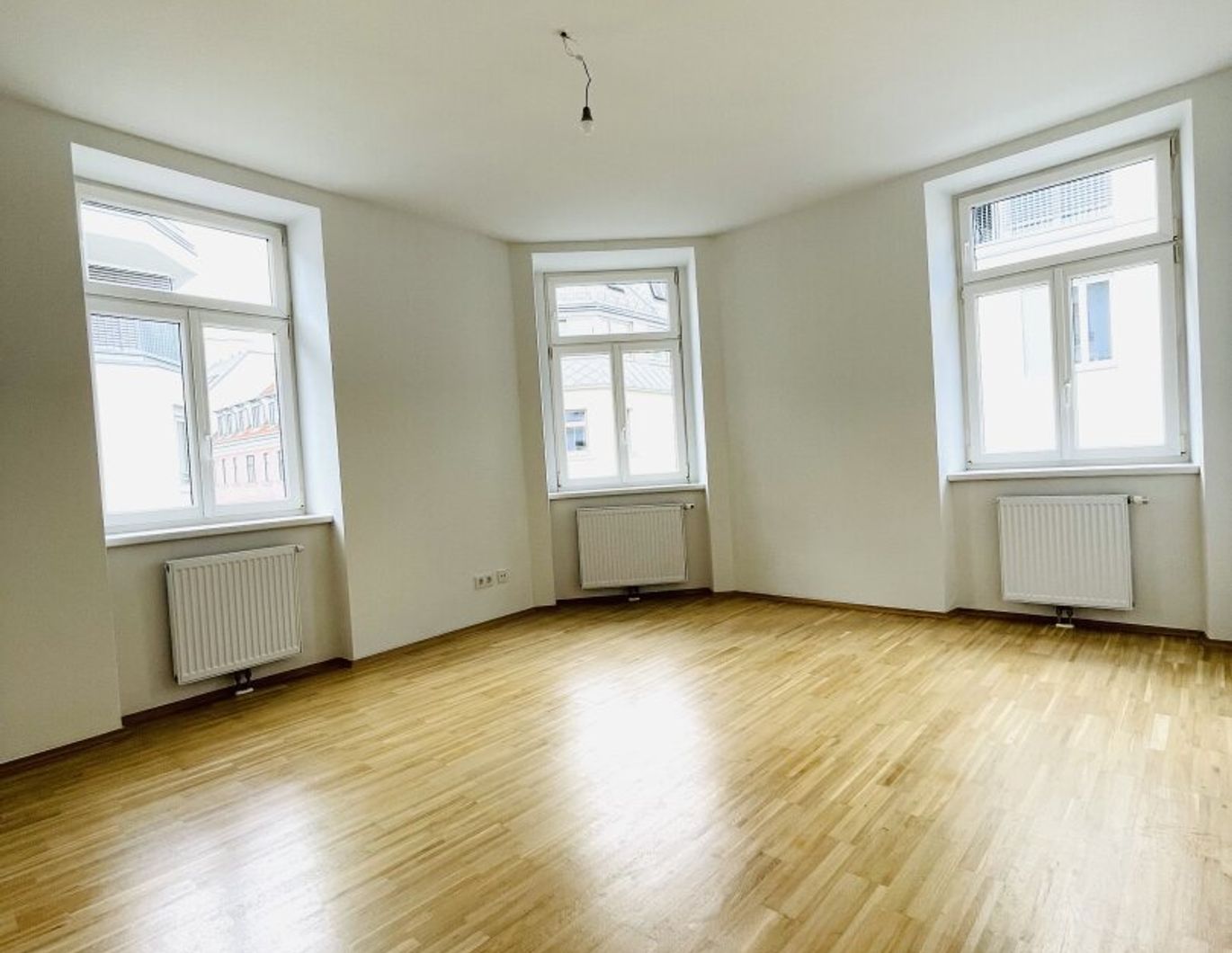 Perfekt aufgeteilte - 3 Zimmer Altbau-Wohnung, Einbauküche & Lift