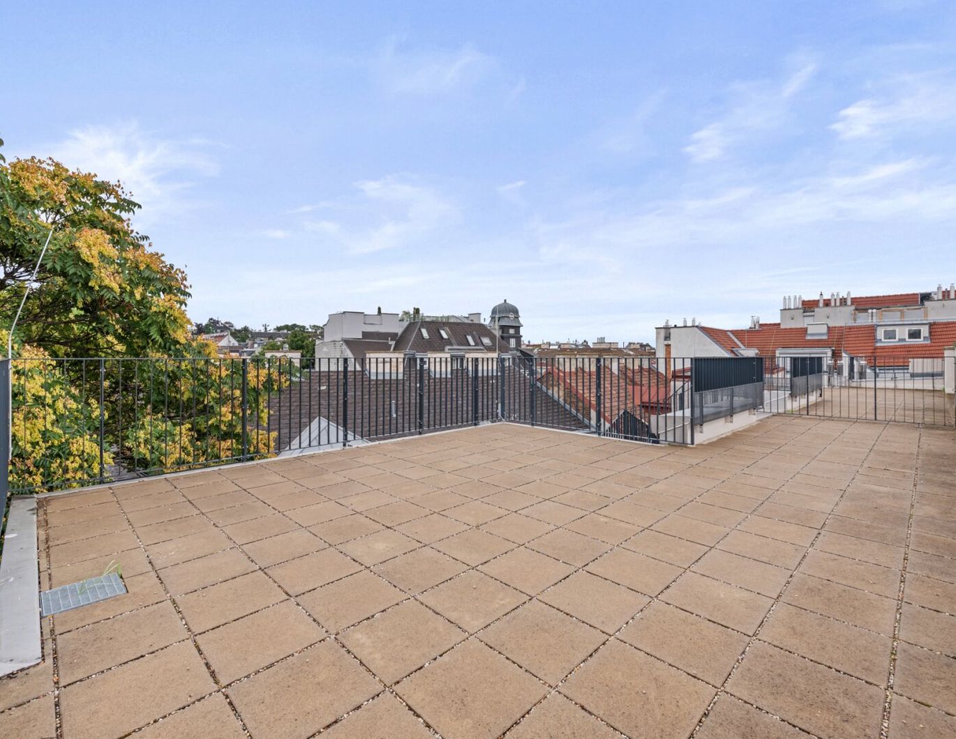 Ruhig & modern 2-Zimmer-Dachgeschoß-Wohnung mit großen Außenflächen