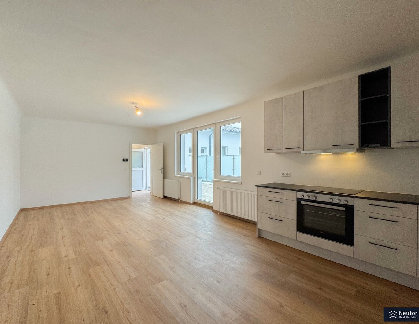 KERNSANIERT - ERSTBEZUG - BEZIEHBAR AB 01.12.2025 - CHARMANTE 2 ZIMMER-WOHNUNG - MODERNES DESIGN - LICHTDURCHFLUTET - GROß-ENZERSDORF