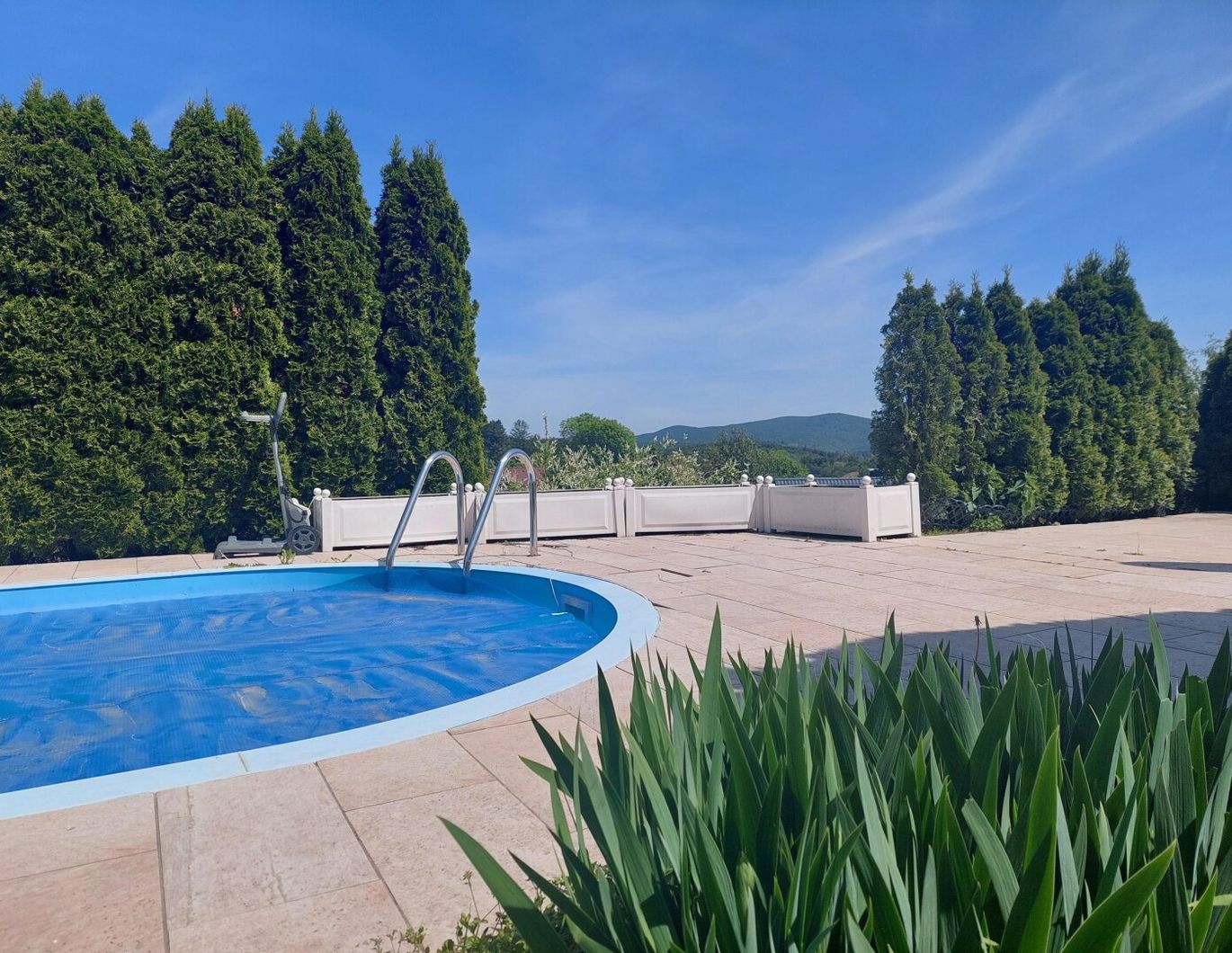 Geräumiges Wohnhaus mit Wintergarten und Pool in Aussichtslage - NEUER PREIS!