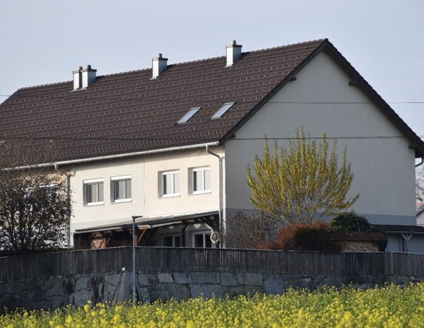 ATTRAKTIVES ECKREIHENHAUS mit SCHWIMMTEICH und NEBENGEBÄUDE