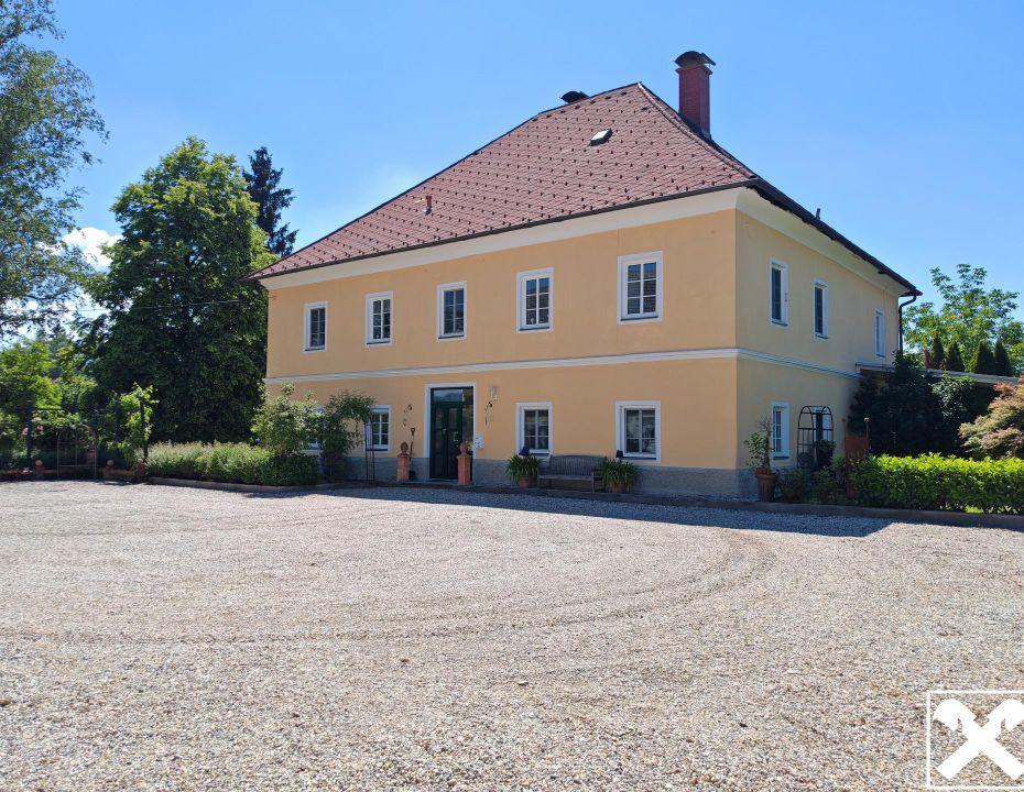 Exklusives Anwesen am Stadtrand von Klagenfurt mit Wohnhaus, Nebengebäuden und Gartenparadies!
