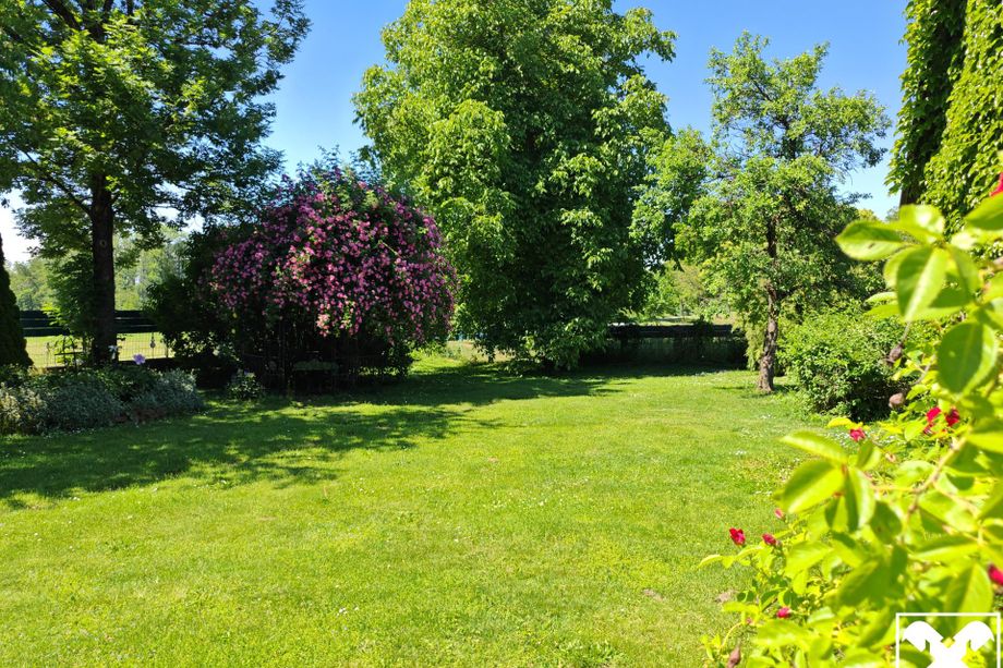 Exklusives Anwesen am Stadtrand von Klagenfurt mit Wohnhaus, Nebengebäuden und Gartenparadies!