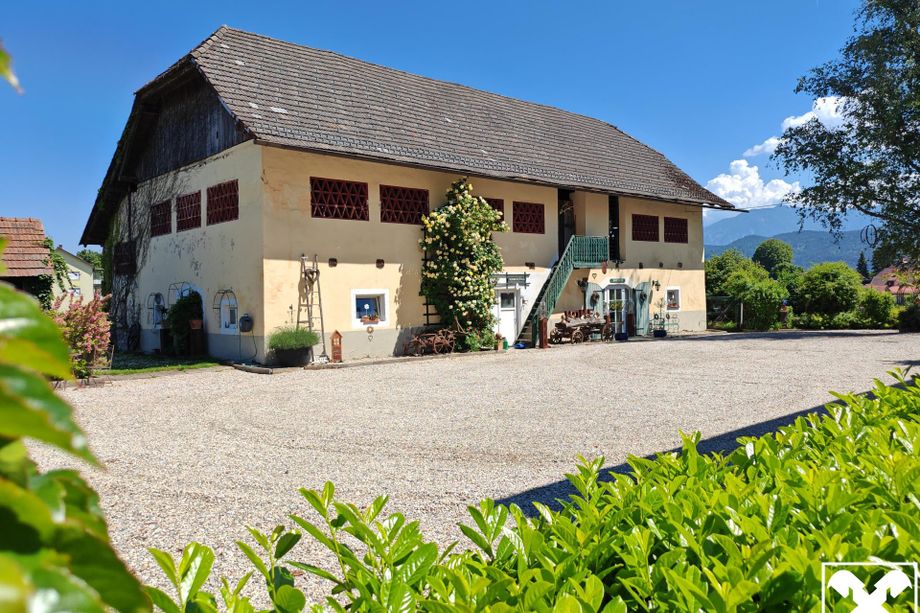 Exklusives Anwesen am Stadtrand von Klagenfurt mit Wohnhaus, Nebengebäuden und Gartenparadies!