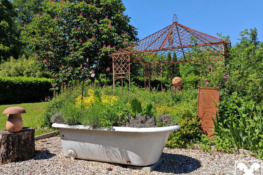 Exklusives Anwesen am Stadtrand von Klagenfurt mit Wohnhaus, Nebengebäuden und Gartenparadies!