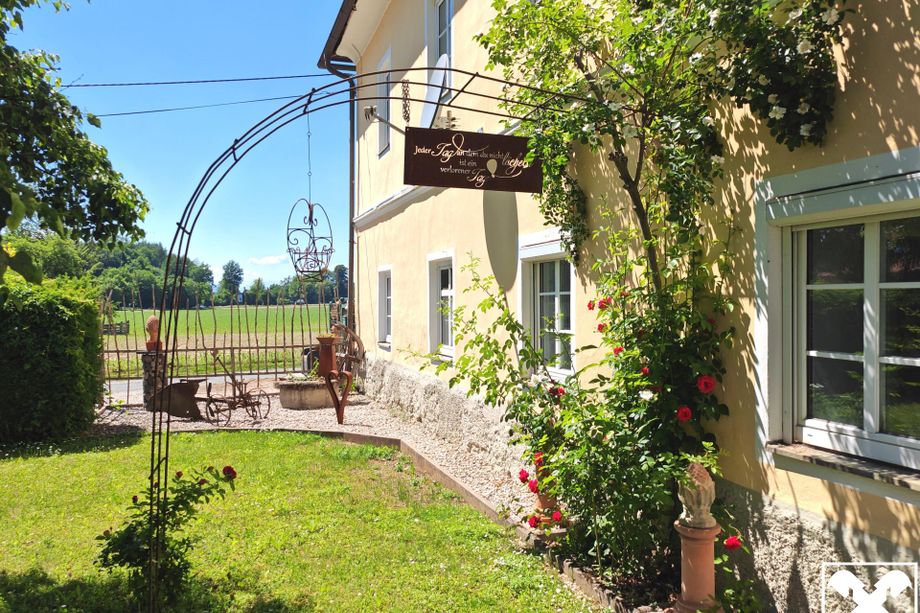 Exklusives Anwesen am Stadtrand von Klagenfurt mit Wohnhaus, Nebengebäuden und Gartenparadies!
