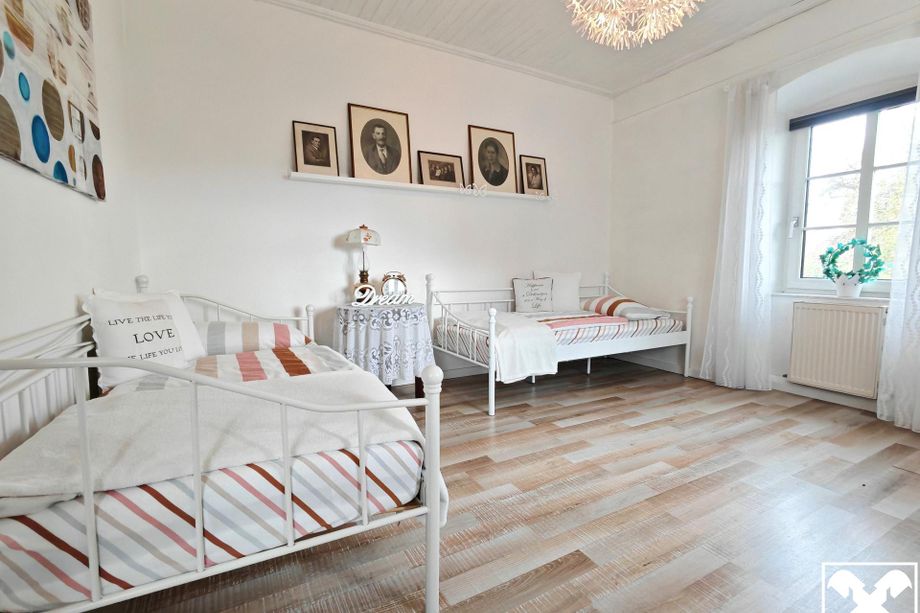 Exklusives Anwesen am Stadtrand von Klagenfurt mit Wohnhaus, Nebengebäuden und Gartenparadies!