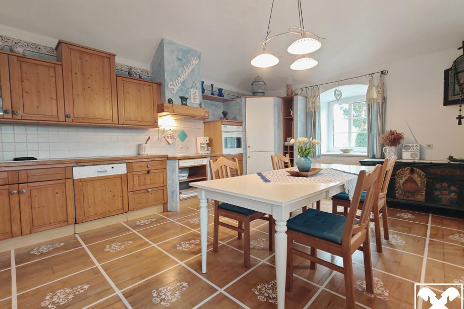 Exklusives Anwesen am Stadtrand von Klagenfurt mit Wohnhaus, Nebengebäuden und Gartenparadies!