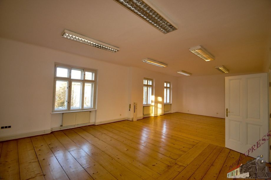 Villa in gut frequentierter und sichtbarer Lage! Ideal als Rechtsanwaltskanzlei oder Praxisraum und dgl. geeignett