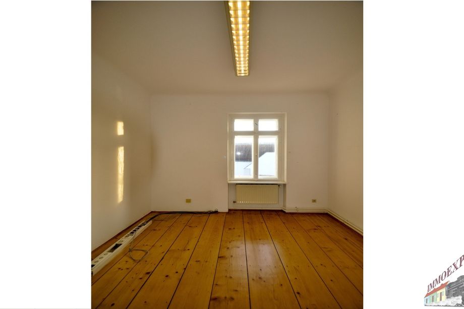 Villa in gut frequentierter und sichtbarer Lage! Ideal als Rechtsanwaltskanzlei oder Praxisraum und dgl. geeignett