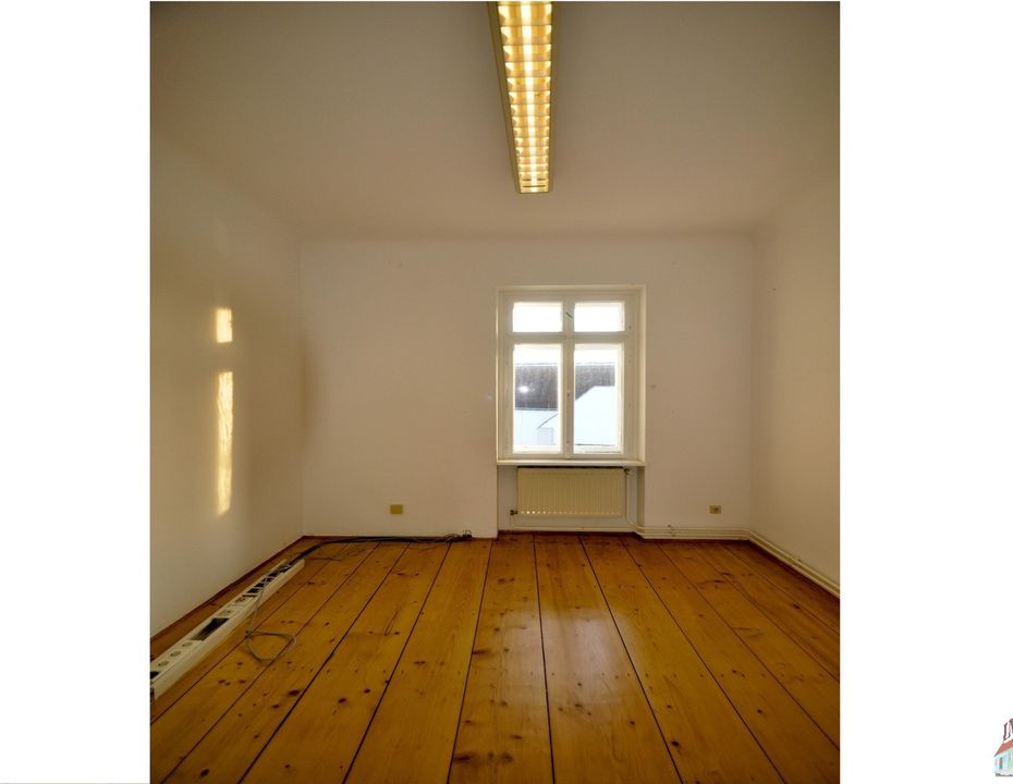 Villa in gut frequentierter und sichtbarer Lage! Ideal als Rechtsanwaltskanzlei oder Praxisraum und dgl. geeignett