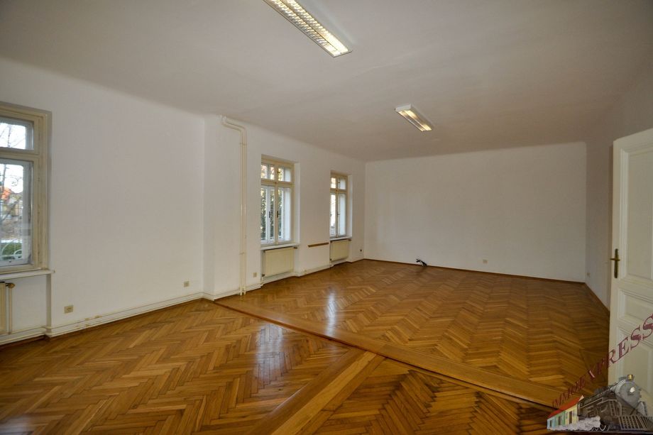 Villa in gut frequentierter und sichtbarer Lage! Ideal als Rechtsanwaltskanzlei oder Praxisraum und dgl. geeignett