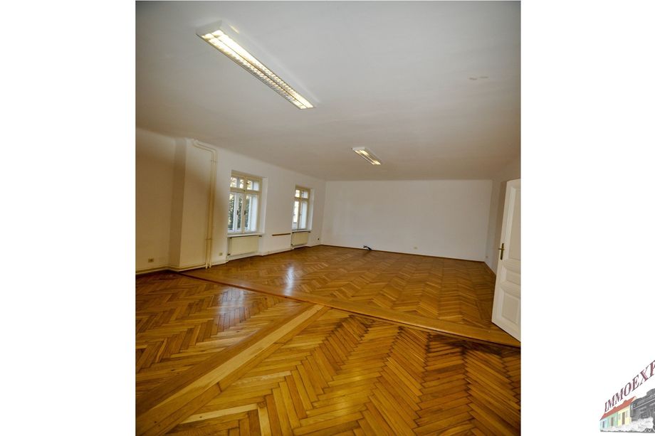 Villa in gut frequentierter und sichtbarer Lage! Ideal als Rechtsanwaltskanzlei oder Praxisraum und dgl. geeignett