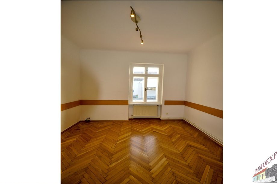 Villa in gut frequentierter und sichtbarer Lage! Ideal als Rechtsanwaltskanzlei oder Praxisraum und dgl. geeignett