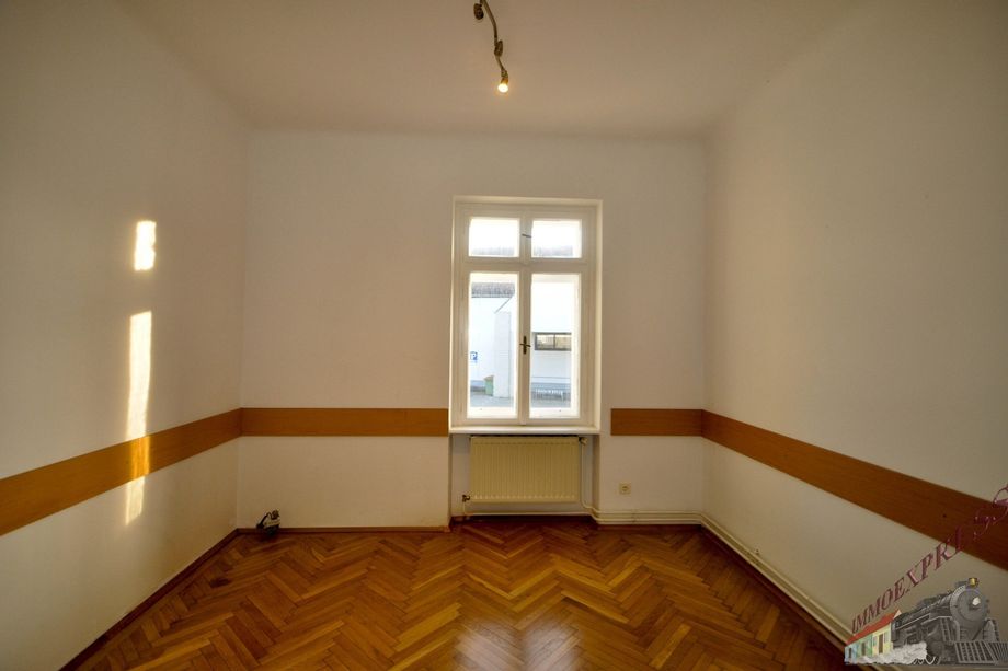 Villa in gut frequentierter und sichtbarer Lage! Ideal als Rechtsanwaltskanzlei oder Praxisraum und dgl. geeignett