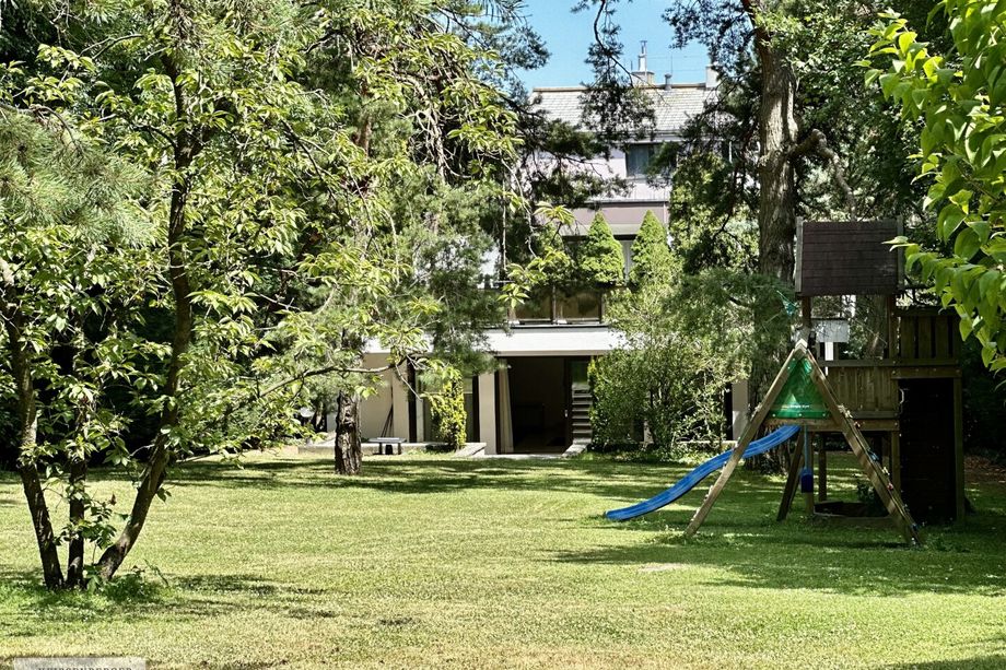 REPRÄSENTATIV, SEHR PRIVAT, VOLLMÖBLIERT /// NEUBAUVILLA MIT GROSSEM GARTEN IN DORNBACH