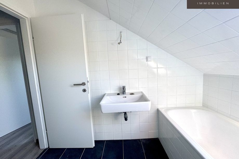 | CHARMANTE DACHGESCHOSSWOHNUNG | HELL & ZENTRAL | 4. OG | IDEAL FÜR SINGLES & STUDENTEN | TOP LAGE | NÄHE UNI
