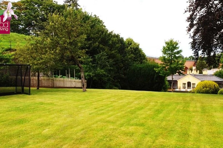 Prestige-Villa in Wien-Mauer - 15 Zimmer, 3.700 m² Gartenparadies, vielseitig nutzbar -Büro & Wohnen vereinbaren!