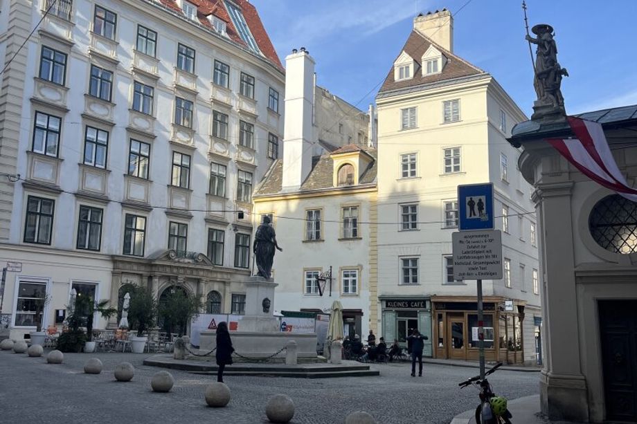 Möblierter Altbaujuwel im Herzen des 1.Bezirkes, charmante 2 Zimmer 51 m² Wohnung, nahe dem idyllischen Franziskaner Platz !