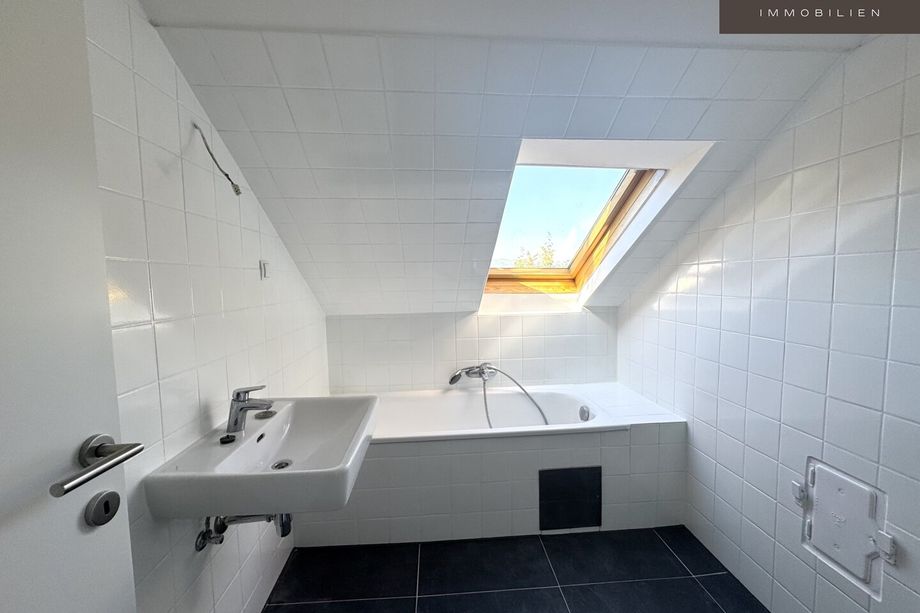 | CHARMANTE DACHGESCHOSSWOHNUNG | HELL & ZENTRAL | 4. OG | IDEAL FÜR SINGLES & STUDENTEN | TOP LAGE | NÄHE UNI
