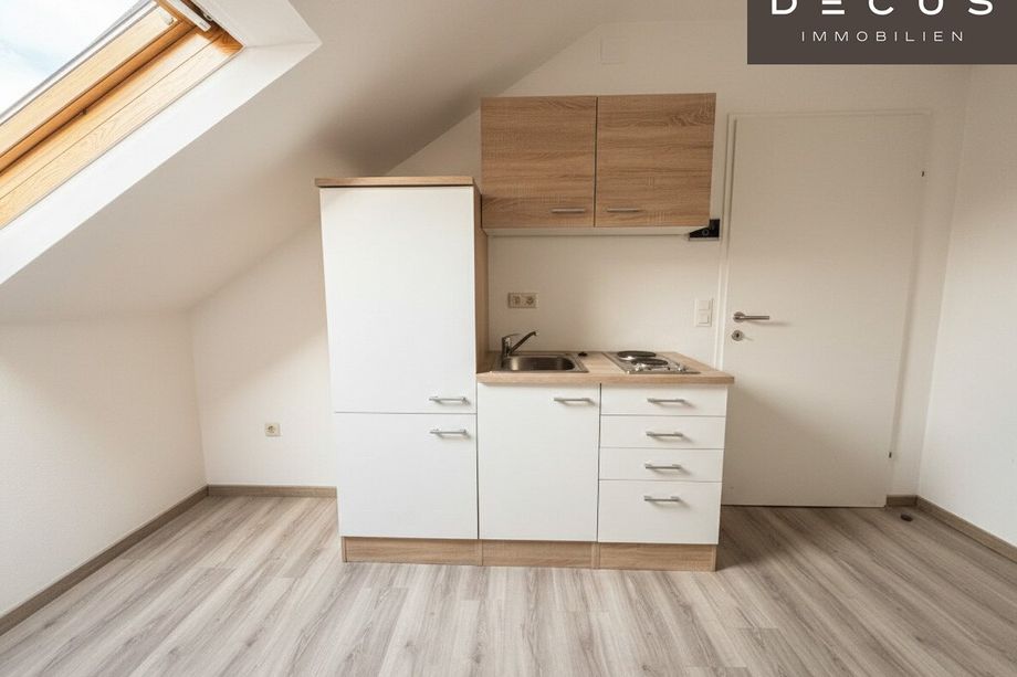| CHARMANTE DACHGESCHOSSWOHNUNG | HELL & ZENTRAL | 4. OG | IDEAL FÜR SINGLES & STUDENTEN | TOP LAGE | NÄHE UNI